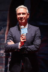 组图：《惊天危机》导演三毁白宫 秀水街买内衣