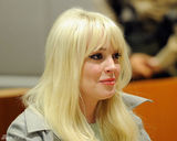 高清组图：林赛-罗韩出席缓刑听证会身形发胖