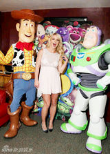 幻灯图：《玩具总动员3》首映 布兰妮现身抢风头
