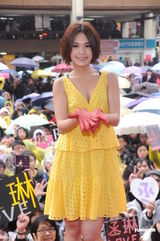 组图：杨丞琳办签唱秀酥胸 自称是罗志祥“男友” 