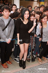 高清图：谢安琪穿热裤大学内与学生分享新歌 