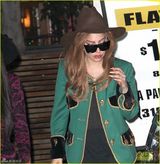 组图：Lady Gaga礼帽绿西装大走复古风