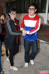 组图：钱嘉乐汤盈盈爱女出生 甜蜜接吻送喜糖