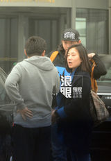 组图：霍尊录制完节目回京 与女助理直奔酒店