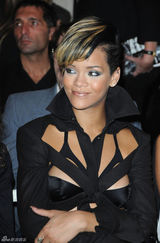 幻灯图集：蕾哈娜现身巴黎秀场 不忘招手秀亲切