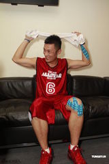 组图：群星红衣出席篮球赛 容祖儿李克勤又背又抱