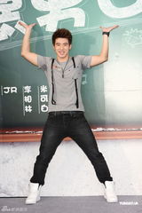 组图：《恶男日记》开拍怀秋赞杨谨华眼睛美