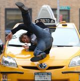 组图：麦卡沃伊《他和她》片场上演撞车戏