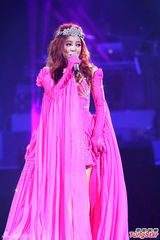 组图：丁当开唱险出事故 与徐佳莹女女亲吻