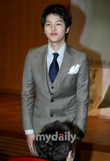 幻灯图：张瑞希《妇产科》记者会 低胸性感亮相