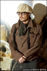 组图：约翰尼-德普亮相新片记者会 女主角花枝招展