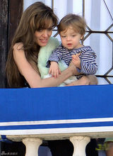 幻灯：安吉丽娜-茱莉抱儿子看风景 尚未梳洗露倦容