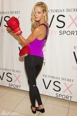 组图：超模艾琳-希瑟顿穿运动背心变性感拳击手