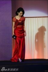 幻灯图：徐若瑄做美妆“红人” 被授美肌天后封号 