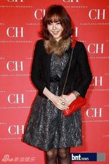 组图：少时TIFFANY高俊熙等红装热情站台