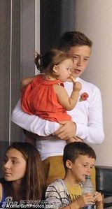 组图：贝嫂为女儿梳“冲天娇” 小七龇牙咧嘴