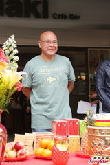 组图：徐若瑄蓝色短裙坐猛男背庆生