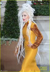 组图：Gaga顶拖把头送飞吻 踩恨天高扮女皇