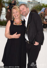 组图：电影《仙境》发布会 众主创抱作一团亲密无间