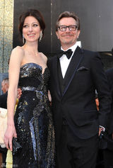 高清组图：奥斯卡红毯加里-奥德曼携美艳娇妻亮相