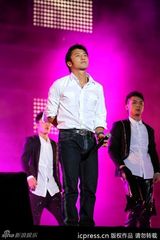 组图：谢霆锋献唱演唱会 蔡依林露胸垫上下走光