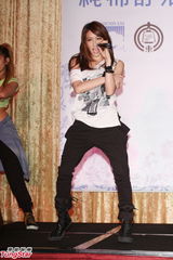 组图：范玮琪温暖献唱 袁咏琳热舞秀曲线