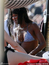 组图：黑珍珠坎贝尔与友人度假 被疑结交新欢