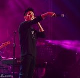 组图：陈柏宇澳门开唱 华语金曲奖获跃进歌手