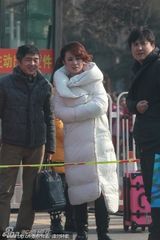 潘长江戴口罩亮相春晚彩排 撒贝宁低调现身(图)