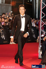 组图：李秉宪韩孝珠等亮相《光海》红毯秀