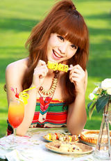 幻灯图：柳岩野餐写真曝光 清凉彩裙衬阳光笑容