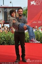 高清图：《黑羊》首映式 导演阿卡西奥变“轿夫”