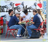 组图：莱昂纳多挺大肚腩出街 胡渣满脸青葱不再