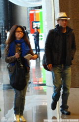 幻灯图：徐静蕾口罩遮面保距离 黄立行悠闲漫步