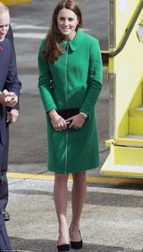 组图：凯特印花连衣裙探访澳洲 与威廉亲手种树