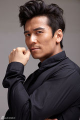 组图：唐文龙黑色写真 深沉内敛尽展绅士魅力