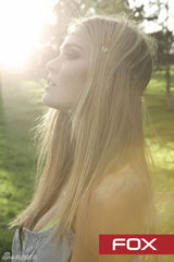 组图：超模芭儿-拉法莉晨光写真美腿修长