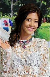 组图：李泰兰宣传新剧 李允智镂空装露内衣