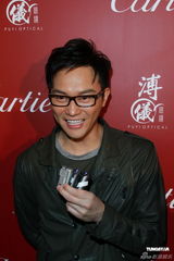 组图：熊黛林携手张智霖出席活动 大露背打扮抢镜