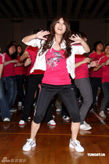 幻灯图：杨丞琳为演唱会积极热身 肢体锻炼大汗淋漓