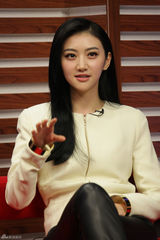 组图：《警察故事》刘烨贫嘴聊捉贼 景甜赞成龙