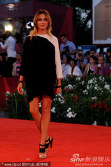 组图：《硬纸盒小镇》首映 导演埃曼诺牵爱妻亮相