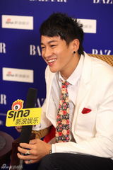 组图：梁家辉倪妮佟大为等明星慈善夜专访