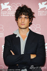 组图：《炎夏》记者会 贝鲁奇中性装亮相也妩媚