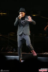 高清图：张震岳香港开唱民族风 谢安琪等助阵