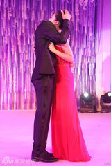 组图：高云翔牵手董璇演唱爱之歌 深情拥抱妻子