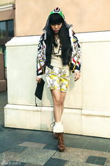 组图：吴莫愁个性街拍 单品混搭潮范儿十足