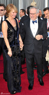 高清组图：奥斯卡红毯斯皮尔伯格夫妇与帕特洛合影