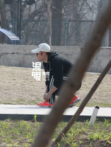 组图：严宽向女友求婚后现身 公园健身慢跑