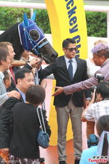 组图：郭富城爱驹初战马场夺冠 兴奋不已亲自下场